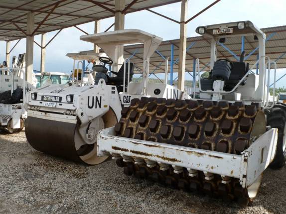 Veículos do batalhão de engenharia do Brasil, na base da ONU em Port-au-Prince, no Haiti